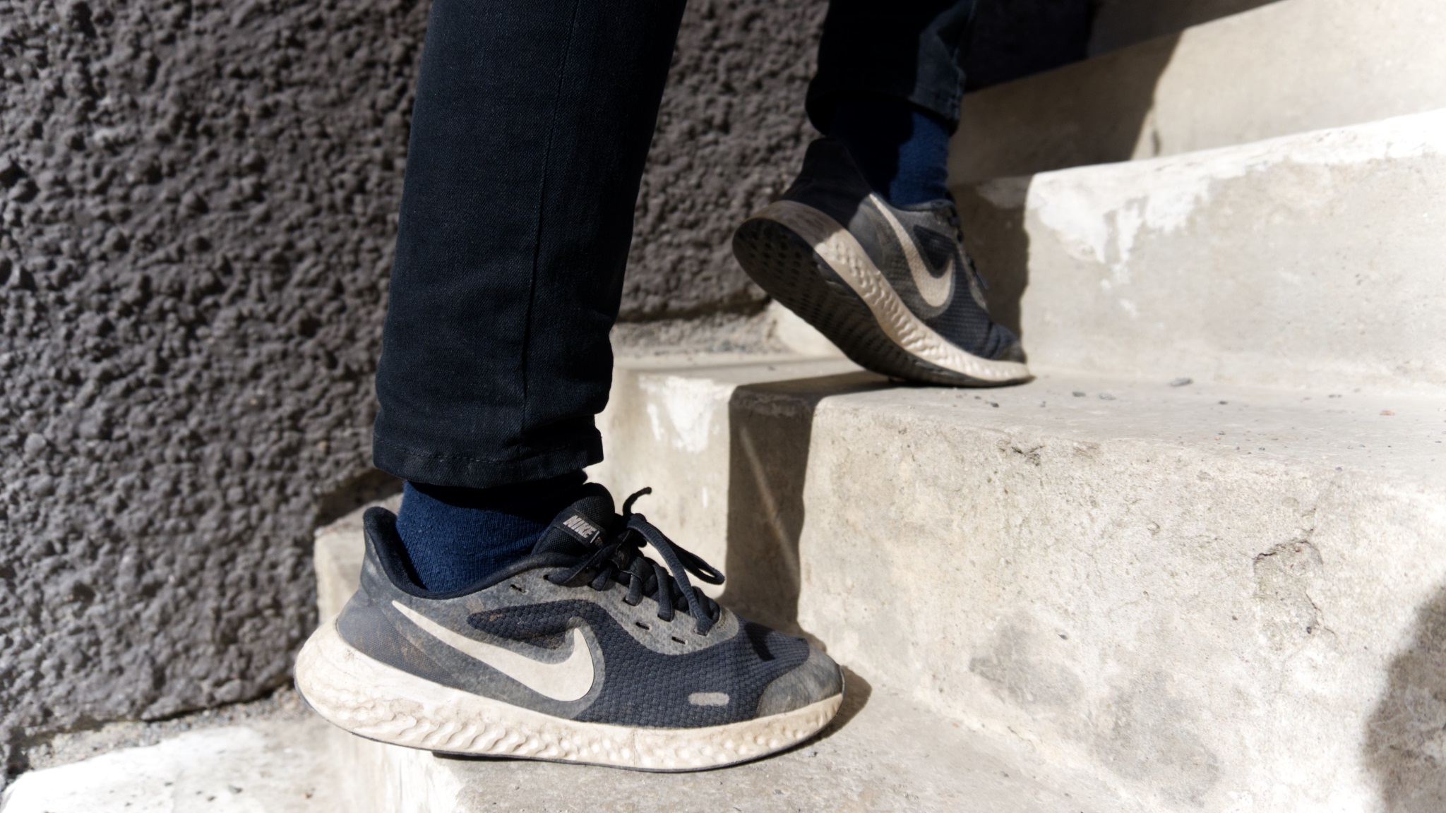 Jalat astumassa ylös portaita, kuva